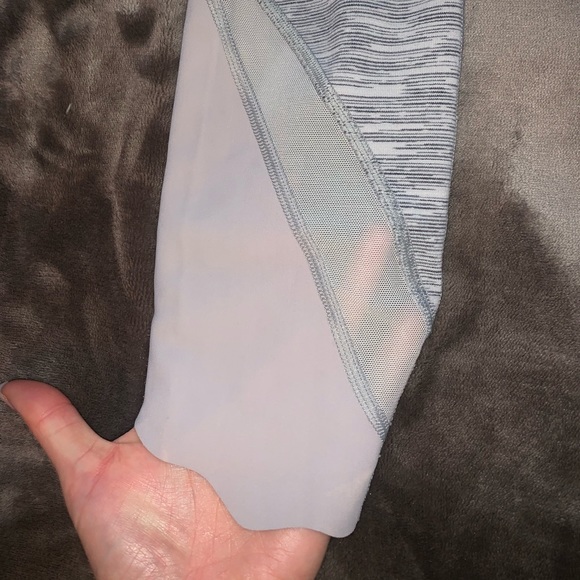 Lululemon grey and white Wunder 7/8 with mesh detail - Picture 3 of 7
